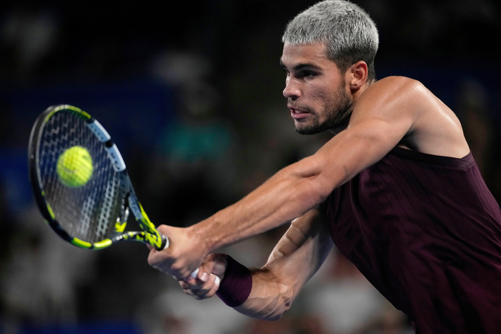 Spain's Carlos Alcaraz plays a shot against Norway's Casper Ruud during the men's singles semi final match of the Tokyo ATP 500 tennis tournament at Ariake Coliseum, in Tokyo, Monday, Sept. 29, 2025. (AP Photo/Louise Delmotte)