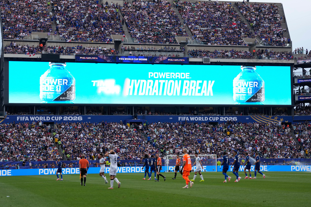 Players take a hydration break during the World Cup Group I soccer match between France and Iraq in Philadelphia, Monday, June 22, 2026. (AP Photo/Matt Slocum)