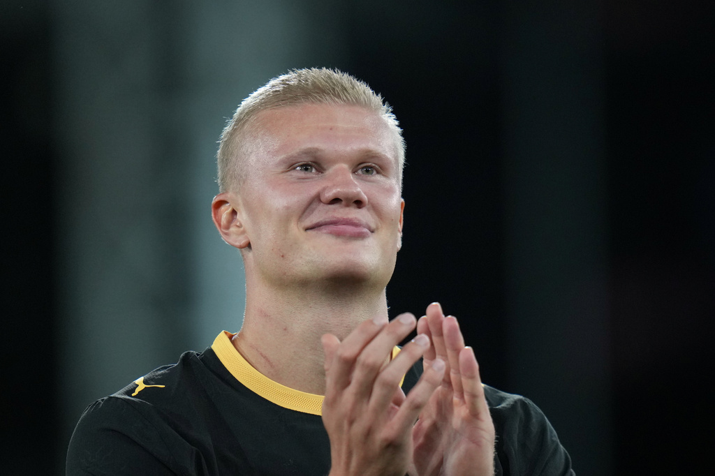 Manchester City's Erling Haaland applauds the fans at the end of the English Premier League soccer match between Crystal Palace and Manchester City in London, Friday, Aug. 28, 2026. (AP Photo/Kin Cheung)