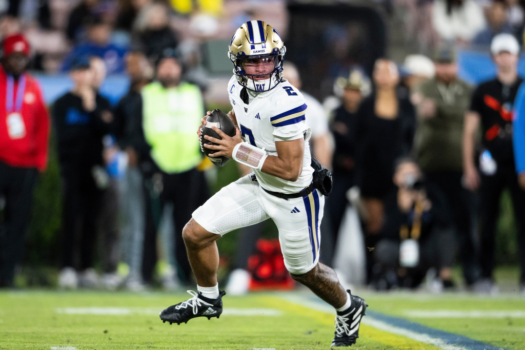 Washington quarterback Demond Williams Jr. runs with the ball during the first half of an NCAA college football game against UCLA, Saturday, Nov. 22, 2025, in Pasadena, Calif. (AP Photo/Kyusung Gong)