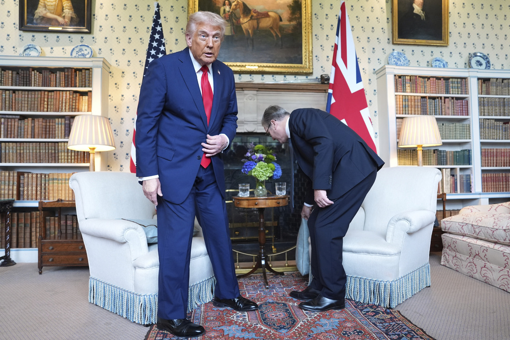 President Donald Trump meets Britain's Prime Minister Keir Starmer at Chequers near Aylesbury, England, Thursday, Sept. 18, 2025. (AP Photo/Evan Vucci)
