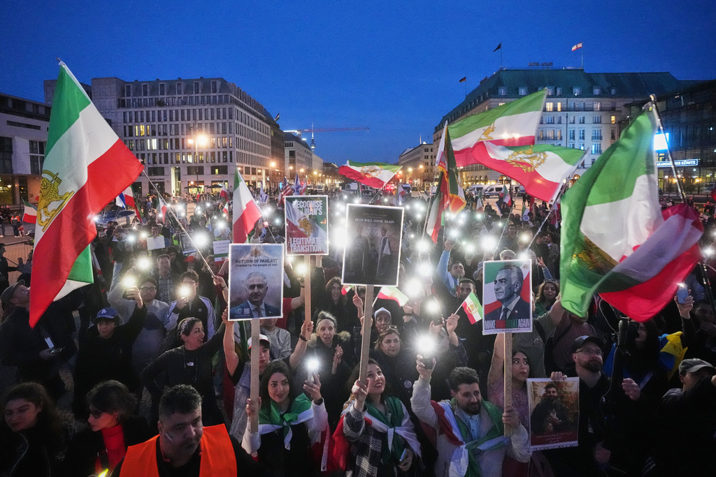 People attend a demonstration in support of the U.S. and Israeli strikes on Iran, in front of the U.S. Embassy in Berlin, Germany, Saturday, Feb. 28, 2026. (AP Photo/Markus Schreiber)