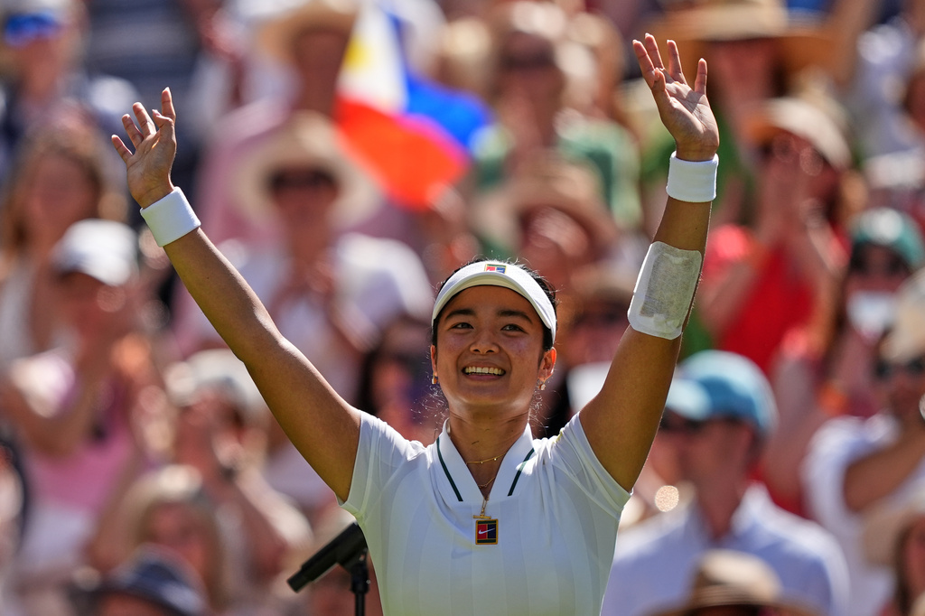 Alexandra Eala of the Philippines celebrates winning the third round women's singles match against Iga Swiatek of Poland at the Wimbledon Tennis Championships in London, Saturday, July 4, 2026.(AP Photo/Maja Smiejkowska)