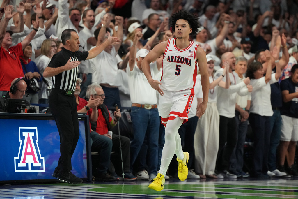 Arizona guard Brayden Burries reacts after scoring against Iowa State during the first half of an NCAA college basketball game, Monday, March 2, 2026, in Tucson, Ariz. (AP Photo/Rick Scuteri)