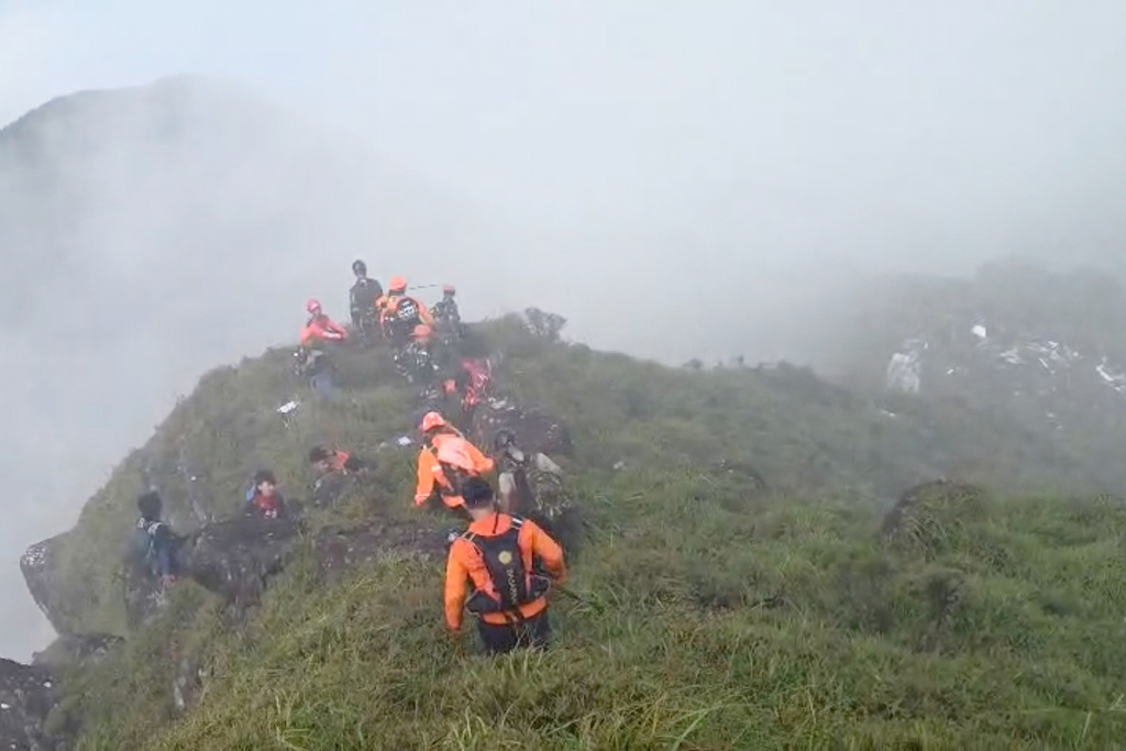 In this photo provided by the Indonesian National Search and Rescue Agency (BASARNAS), members of its rescue team conduct a searching operation around Mount Bulusaraung, South Sulawesi province, Indonesia, Saturday, Jan. 17, 2026, after a passenger aircraft lost contact while approaching the mountainous region between Indonesia’s main island of Java and Sulawesi island. (BASARNAS via AP)