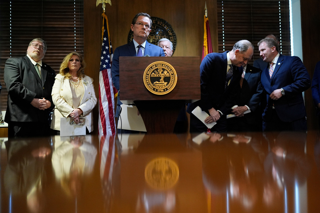 State House Speaker Cameron Sexton, R-Crossville, center, speaks about the Republican party's legislative package of bills on immigration during a news conference Thursday, Jan. 15, 2026, in Nashville, Tenn. (AP Photo/George Walker IV)