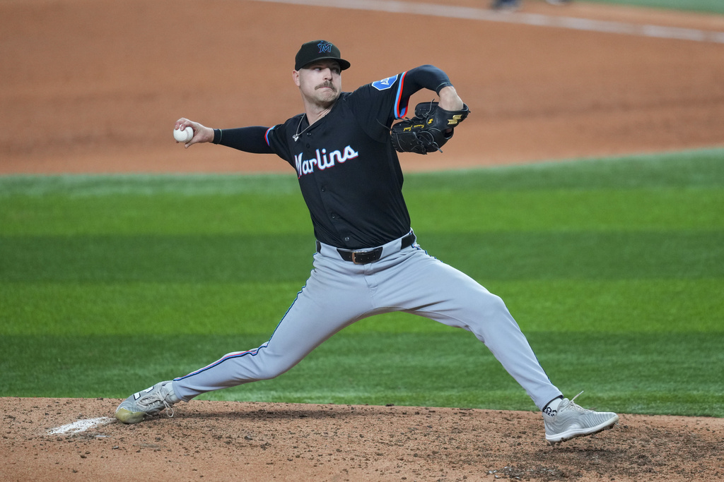 Miami Marlins starting pitcher Janson Junk throws to the Texas Rangers during the sixth inning of a baseball game Friday, Sept. 19, 2025, in Arlington, Texas. (AP Photo/Julio Cortez)