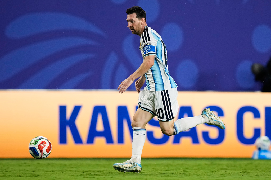 Argentina's Lionel Messi (10) dribbles the ball during the World Cup quarterfinal soccer match against Switzerland in Kansas City, Mo., Saturday, July 11, 2026. (AP Photo/Charlie Riedel)