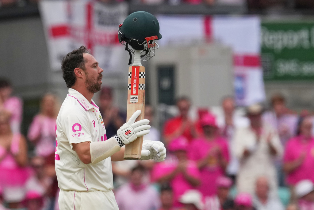 Australia's Travis Head celebrates after scoring a century during play on day three of the fifth and final Ashes cricket test between England and Australia in Sydney, Tuesday, Jan. 6, 2026. (AP Photo/Mark Baker)