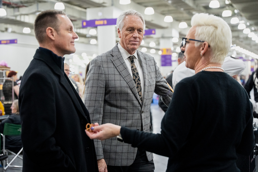 Bill McFadden, center, a seasoned handler, socializes at the 150th Westminster Kennel Club Dog Show, Monday, Feb. 2, 2026, in New York. (AP Photo/Angelina Katsanis)