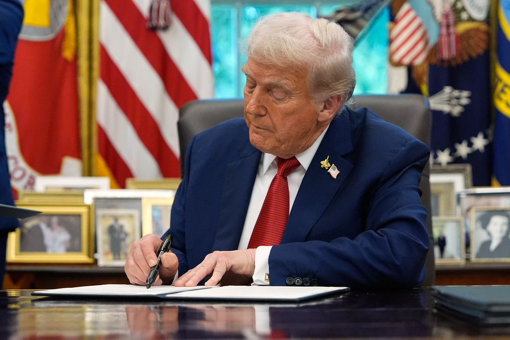 President Donald Trump signs a presidential memorandum on the death penalty in the District of Columbia in the Oval Office at the White House, Thursday, Sept. 25, 2025, in Washington. (AP Photo/Alex Brandon)