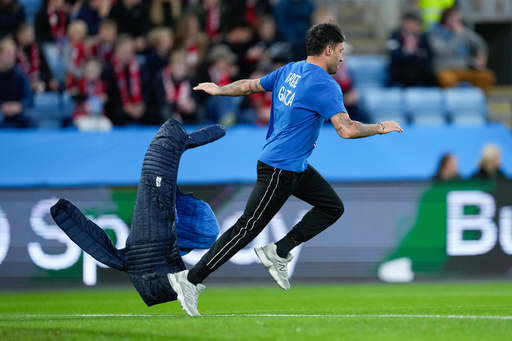 A man runs into the pitch during the World Cup qualifying soccer match between Norway and Israel in Oslo, Saturday, Oct. 11, 2025. (Fredrik Varfjell/NTB Scanpix via AP) A man runs into the pitch during the World Cup qualifying soccer match between Norway and Israel in Oslo, Saturday, Oct. 11, 2025. (Fredrik Varfjell/NTB Scanpix via AP)