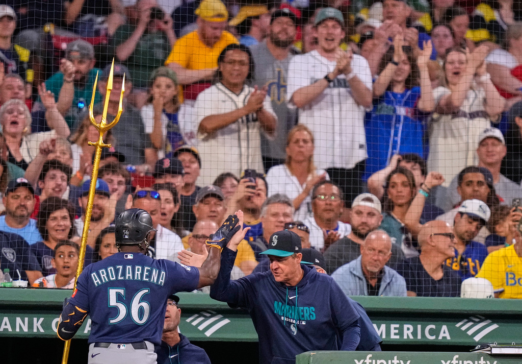 Fans applaud as Seattle Mariners' Randy Arozarena (56) is congratulated after his solo home run during the third inning of a baseball game against the Boston Red Sox, Monday, Aug. 31, 2026, in Boston. (AP Photo/Charles Krupa)