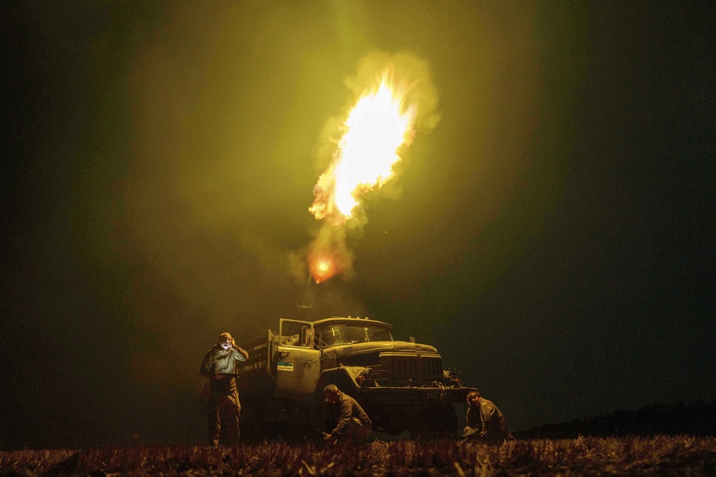 FILE - Ukrainian soldiers from air-defense unit fire at Russian drones in the Dnipropetrovsk region of Ukraine, Sunday, Aug. 10, 2025. (AP Photo/Evgeniy Maloletka, File)