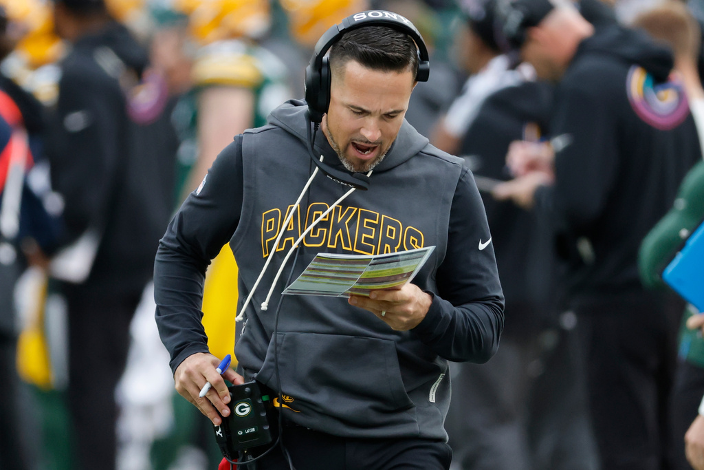 Green Bay Packers head coach Matt Lafleur walks the sidelines in the first half of an NFL football game against the Cincinnati Bengals, Sunday, Oct. 12, 2025, in Green Bay, Wis. (AP Photo/Mike Roemer)