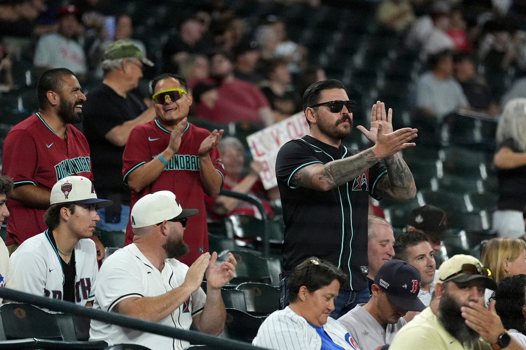 Arizona Diamondbacks fans applaud Arizona Diamondbacks' Ketel Marte as he warms up prior to a baseball game against the Philadelphia Phillies, Monday, Aug. 31, 2026, in Phoenix. (AP Photo/Ross D. Franklin)