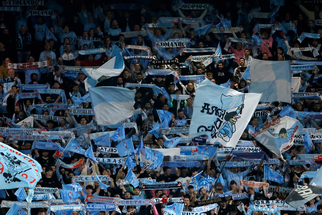 Aficionados del Celta de Vigo lo alientan durante el partido de vuelta del repechaje en la Liga Europa ante el PAOK el jueves 26 de febrero de 2026 (AP Foto/Lalo R. Villar)