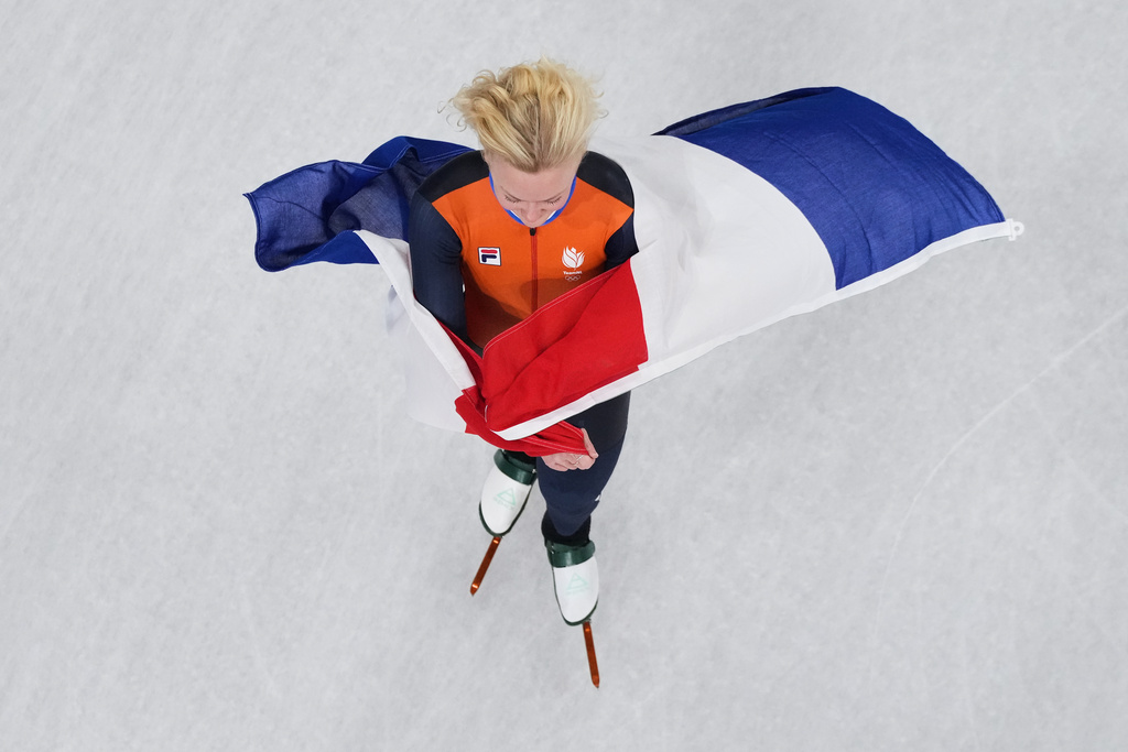 Xandra Velzeboer of the Netherlands celebrates the gold after the women's 1,000 meters short track speed skating at the 2026 Winter Olympics, in Milan, Italy, Monday, Feb. 16, 2026. (AP Photo/Bernat Armangue)