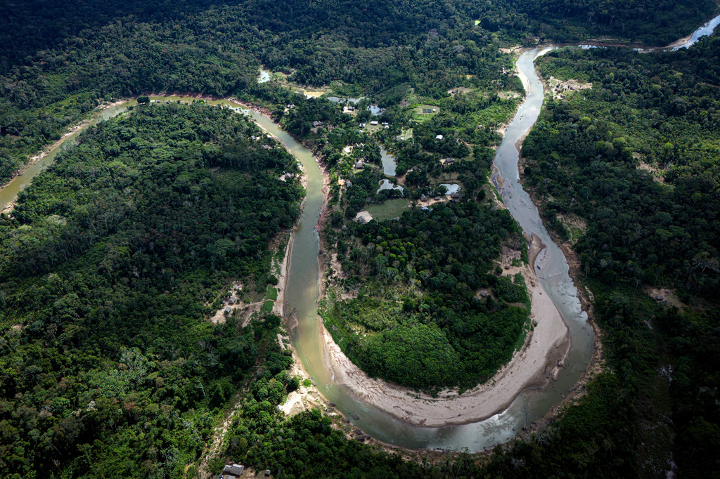 ARQUIVO - A terra indígena Ashaninka ao longo do sinuoso rio Amônia, Acre, Brasil, 22 de junho de 2024. (Foto AP/Jorge Saenz, Arquivo)