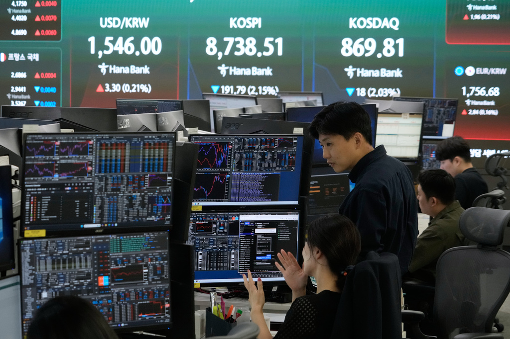 Currency traders work near a screen showing the Korea Composite Stock Price Index (KOSPI) and the foreign exchange rate between U.S. dollar and South Korean won at the foreign exchange dealing room of the Hana Bank headquarters in Seoul, South Korea, Friday, June 26, 2026. (AP Photo/Ahn Young-joon)