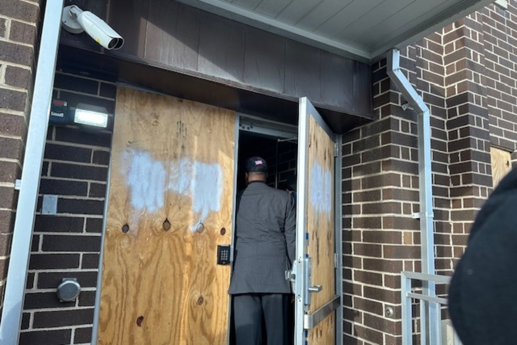 Four Illinois members of Congress Rep. Danny Davis, D-Ill., Jesus Garcia, D-Ill., Rep. Delia Ramirez, D-Ill., Rep. Jonathan Jackson, D-Ill., enter the U.S. Immigration and Customs Enforcement processing center Monday, Dec. 22, 2025, in Broadview, Ill. (AP Photo/Sophia Tareen)