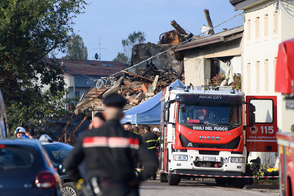 Policemen cordon off the scene of an explosion in the town of Castel d’Azzano, 10 km (six miles) southwest Verona, Italy, Tuesday, Oct. 14, 2025. (Claudio Furlan/LaPresse via AP)