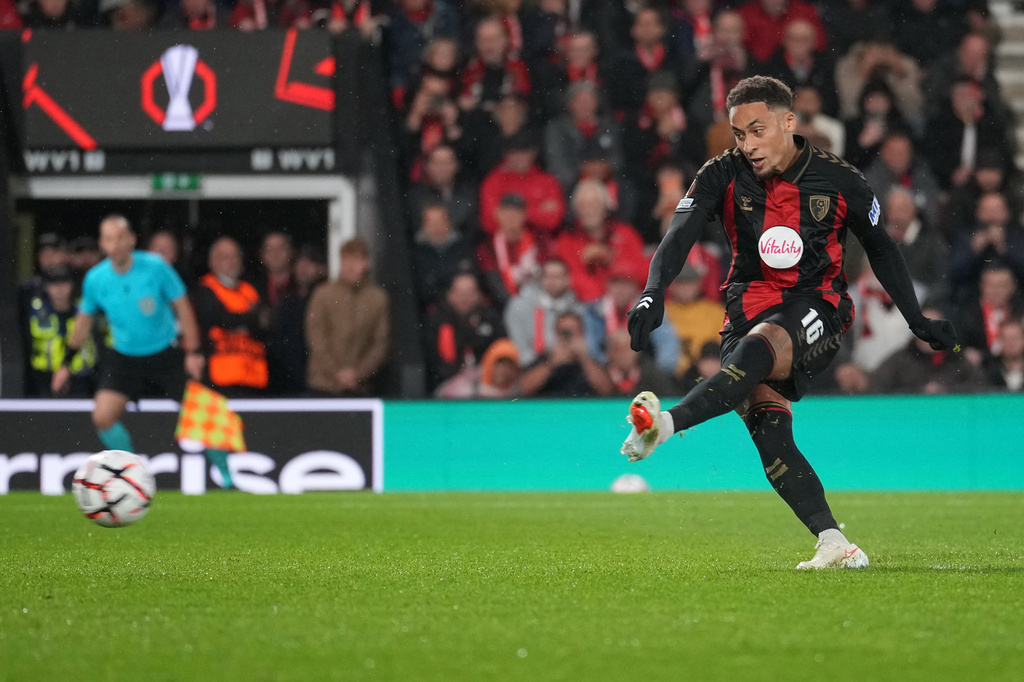 Bournemouth's Marcus Tavernier scores their second goal from a penalty kick during the Europa League soccer match between Bournemouth and AC Milan in Bournemouth, England, Thursday, Oct. 22, 2026. (AP Photo/Alastair Grant)