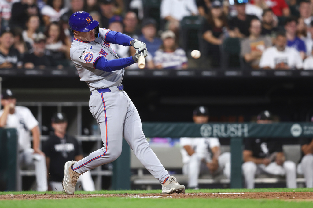 New York Mets' Eric Wagaman hits an RBI single during the fifth inning of a baseball game against the Chicago White Sox in Chicago, Saturday, Aug. 22, 2026. (AP Photo/Jessie Alcheh)