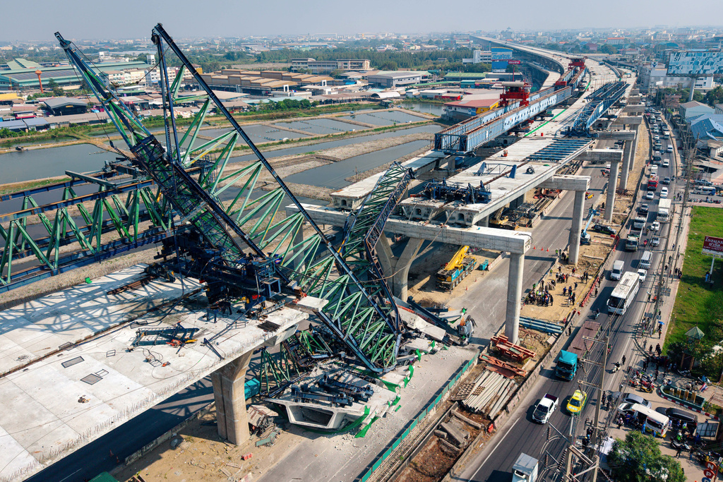 A construction crane that collapsed on the Rama 2 Road elevated expressway in Samut Sakhon province, Thailand on Thursday, Jan. 15, 2026. (AP Photo/Arnun Chonmahatrakool)