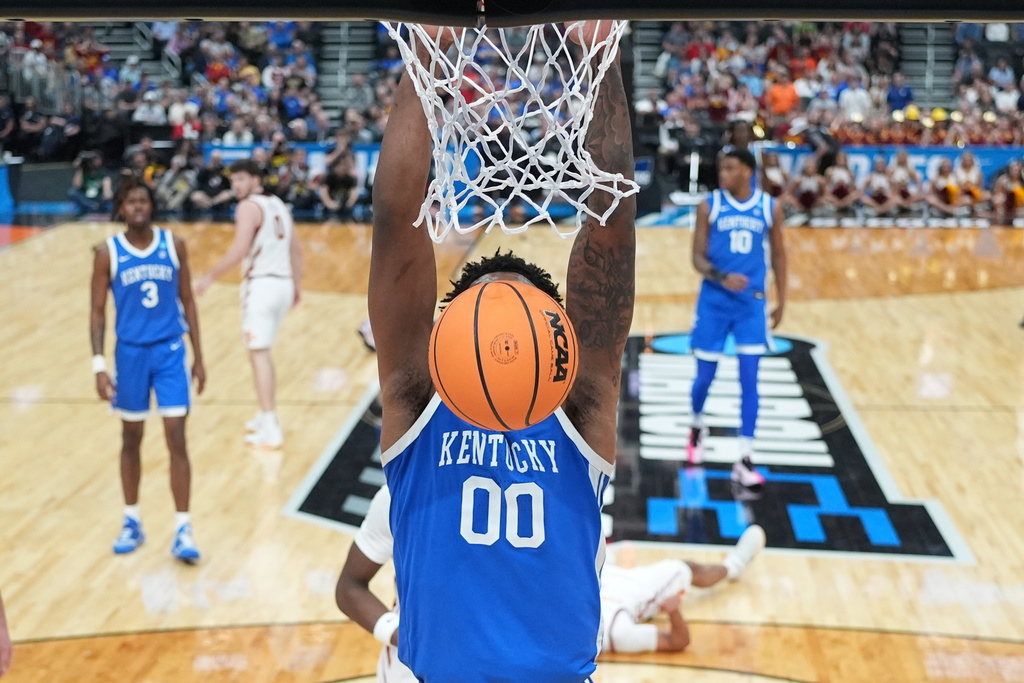 Kentucky's Otega Oweh dunks during the second half in the second round of the NCAA college basketball tournament against Iowa State, Sunday, March 22, 2026, in St. Louis. (AP Photo/Jeff Roberson)
