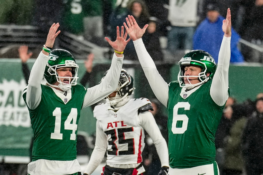 New York Jets place kicker Nick Folk (6) celebrates his field goal against the Atlanta Falcons during the second half of an NFL football game, Sunday, Nov. 30, 2025, in East Rutherford, N.J. (AP Photo/Seth Wenig)