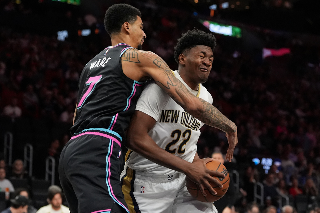 New Orleans Pelicans center Derik Queen (22) clashes with Miami Heat center Kel'el Ware (7) during the first half of an NBA basketball game, Sunday, Jan. 4, 2026, in Miami. (AP Photo/Rebecca Blackwell)