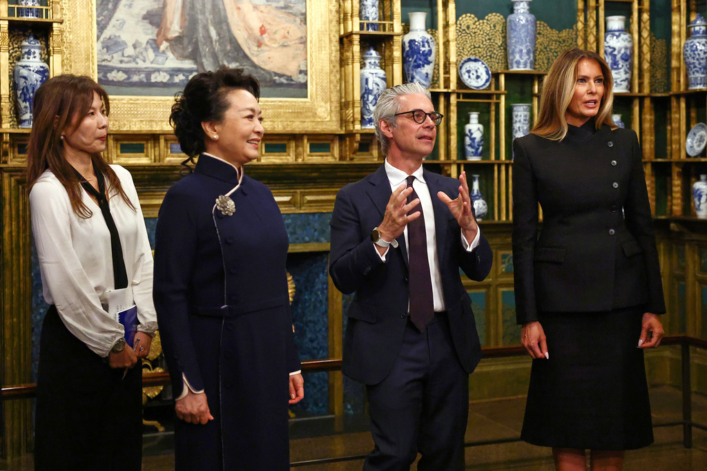 First lady of China Peng Liyuan, second left, and first lady Melania Trump, right, take a tour at the Smithsonian's National Museum Of Asian Art with museum director Chase Robinson, second right, Thursday, Sept. 24, 2026, in Washington. (Finn Gomez/Pool Photo via AP)