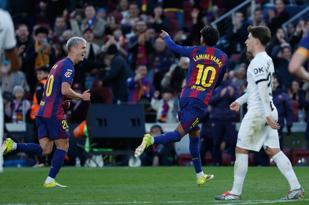 Barcelona's Lamine Yamal (10) celebrates scoring his side's 2nd goal followed by teammate Dani Olmo during the Spanish La Liga soccer match between Barcelona and Mallorca in Barcelona, Spain, Saturday, Feb. 7, 2026. (AP Photo/Joan Monfort)