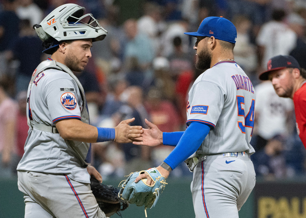 New York Mets' Francisco Alvarez, left, congratulates Daniel Duarte at the end of a baseball game, Wednesday, Aug. 5, 2026, in Cleveland. (AP Photo/Phil Long)