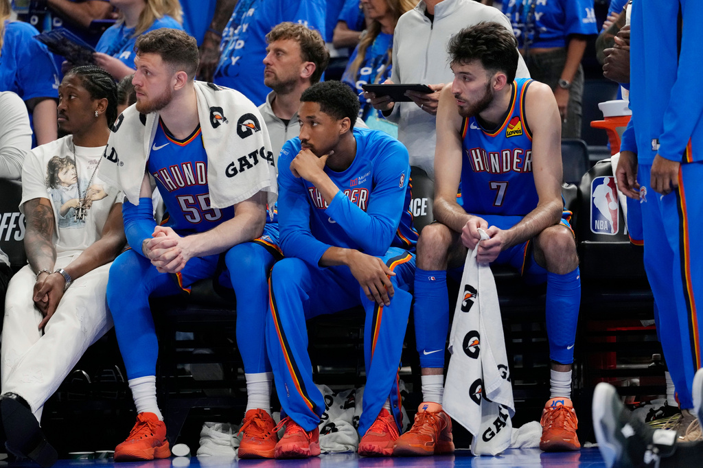 Oklahoma City Thunder's Isaiah Hartenstein (55), Aaron Wiggins (21), and Chet Holmgren (7) watch the closing moments of their loss to the San Antonio Spurs during the second half of Game 7 of the Western Conference finals of the NBA basketball playoffs series, Saturday, May 30, 2026, in Oklahoma City. (AP Photo/Tony Gutierrez)