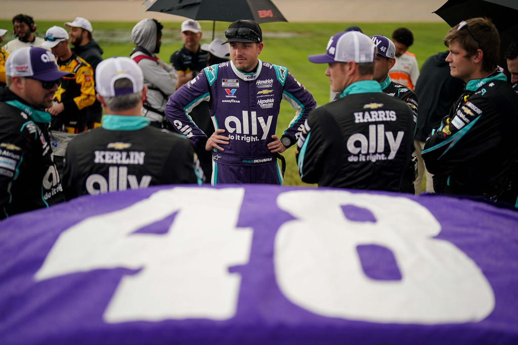 Alex Bowman, center, stands with his team before a NASCAR Cup Series auto race, Sunday, May 31, 2026, in Lebanon, Tenn. (AP Photo/Camden Hall)