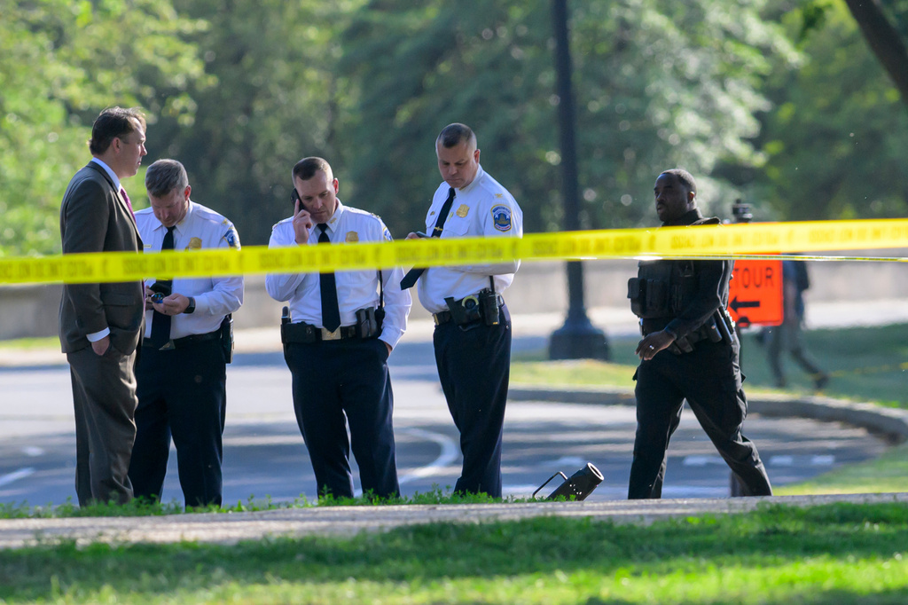 Metropolitan Police Department officers respond after a person was shot by law enforcement near the Washington Monument in Washington, Monday, May 4, 2026. (AP Photo/Rod Lamkey Jr.)