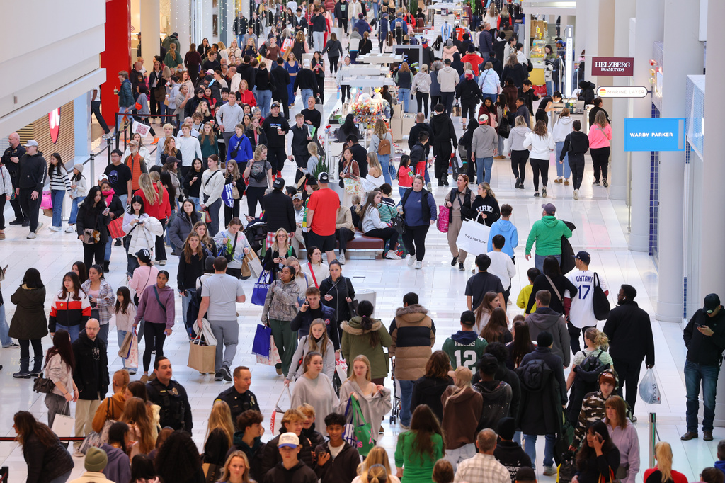 Shoppers browse through stores at Mall of America for Black Friday deals, Friday, Nov. 28, 2025, in Bloomington, Minn. (AP Photo/Adam Bettcher)