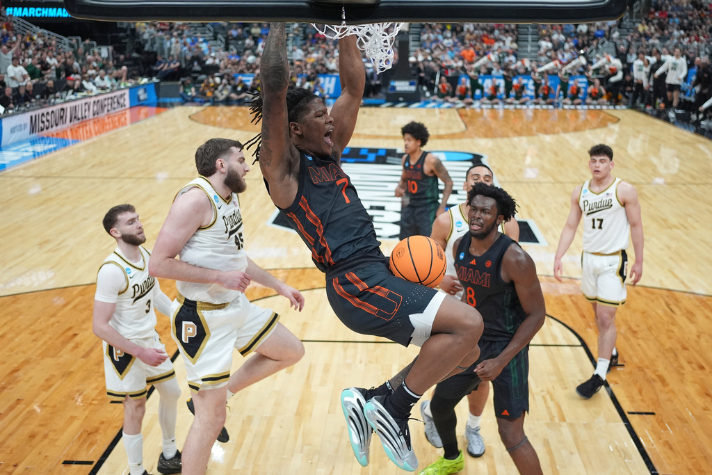 Miami's Shelton Henderson (7) dunks during the first half in the second round of the NCAA college basketball tournament against Purdue, Sunday, March 22, 2026, in St. Louis. (AP Photo/Jeff Roberson)