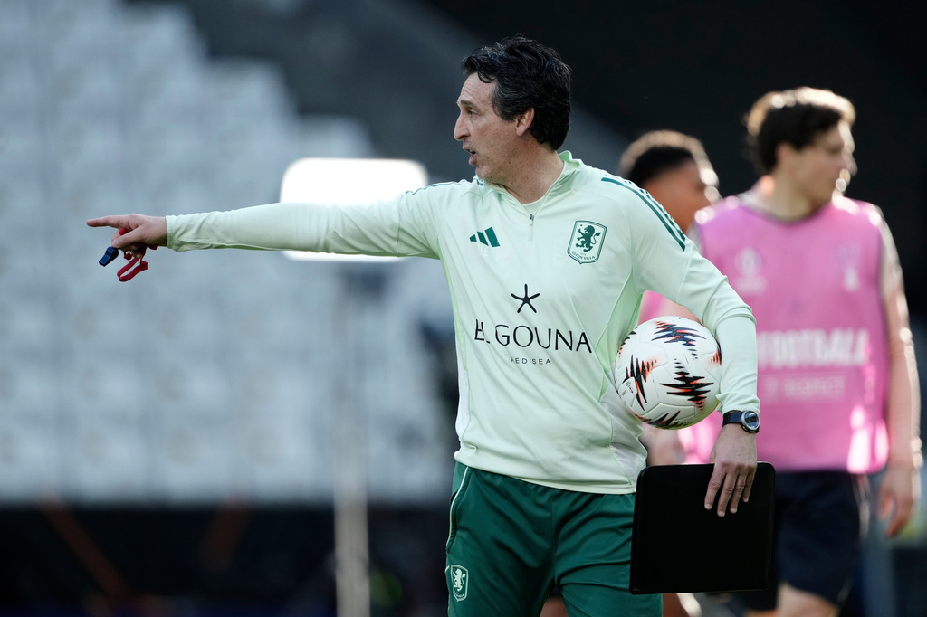 Aston Villa's head coach Unai Emery instructs his players during a training session ahead of the Europa League final soccer match between Freiburg and Aston Villa in Istanbul, Turkey, Tuesday, May 19, 2026. (AP Photo/Emrah Gurel)