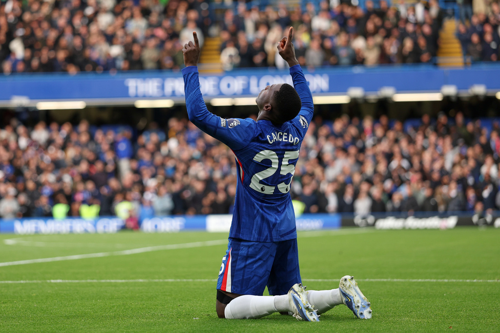 Chelsea's Moises Caicedo celebrates scoring the opening goal during the English Premier League soccer match between Chelsea and Liverpool at Stamford Bridge in London, Saturday, Oct. 4, 2025. (AP Photo/Ian Walton)