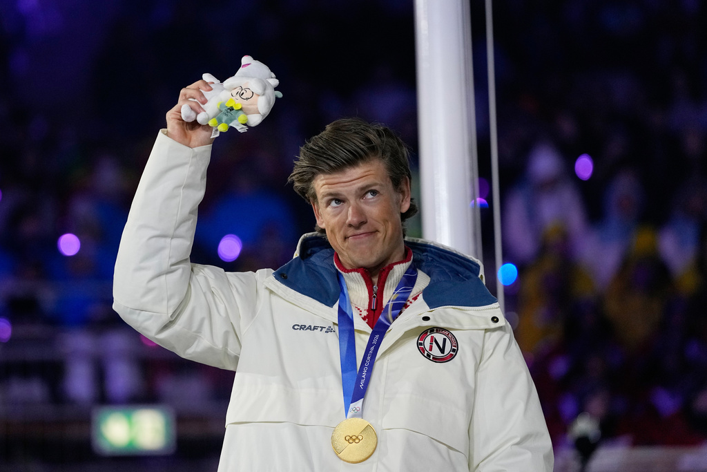Johannes Hoesflot Klaebo, of Norway, poses with the gold medal for the cross country skiing men's 50km mass start classic during the closing ceremony of the 2026 Winter Olympics, in Verona, Italy, Sunday, Feb. 22, 2026. (AP Photo/Natacha Pisarenko)