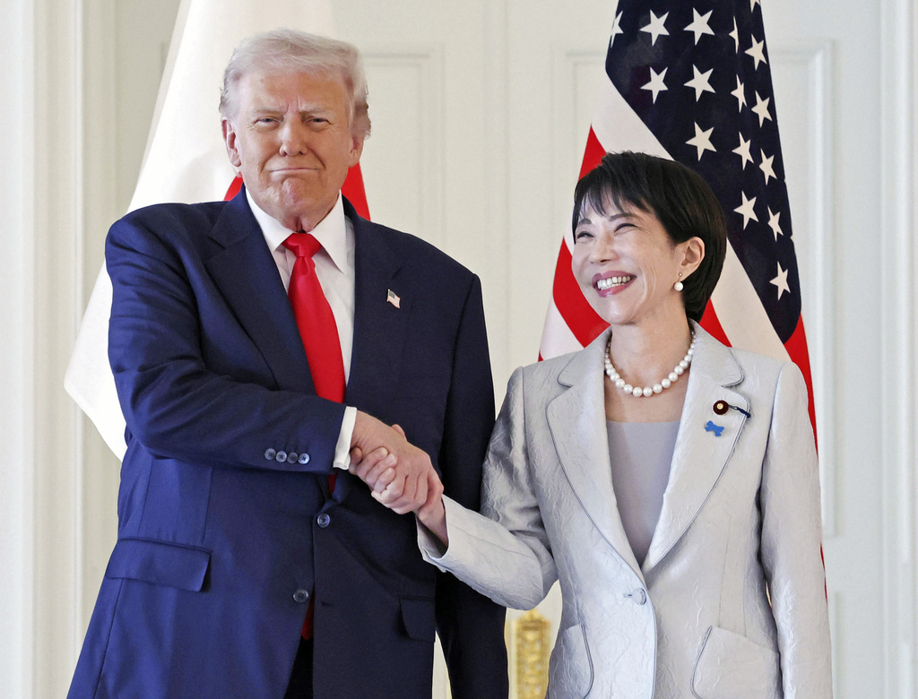 El presidente de Estados Unidos, Donald Trump, a la izquierda, y la primera ministra japonesa, Sanae Takaichi, se dan la mano antes de su reunión en el palacio de Akasaka en Tokio, el martes 28 de octubre de 2025. (Kyodo News via AP)