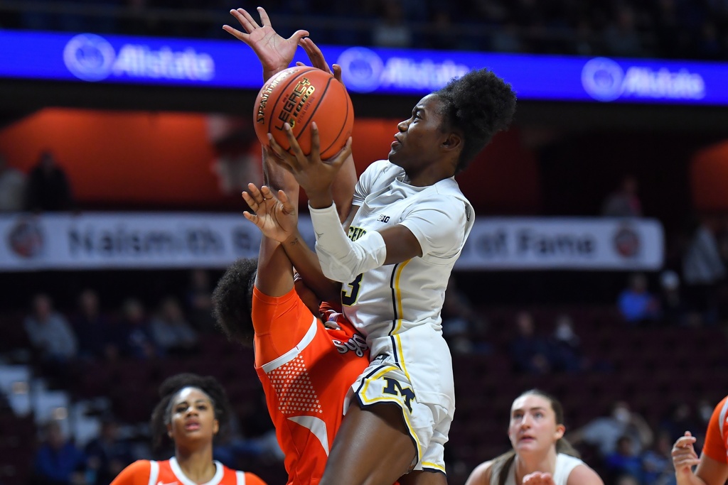 Michigan guard Te'Yala Delfosse, center right, drives toward the basket as Syracuse forward Aurora Almón, center left, defends in the second half of an NCAA college basketball game, Sunday, Nov. 23, 2025, in Uncasville, Conn. (AP Photo/Steven Senne)