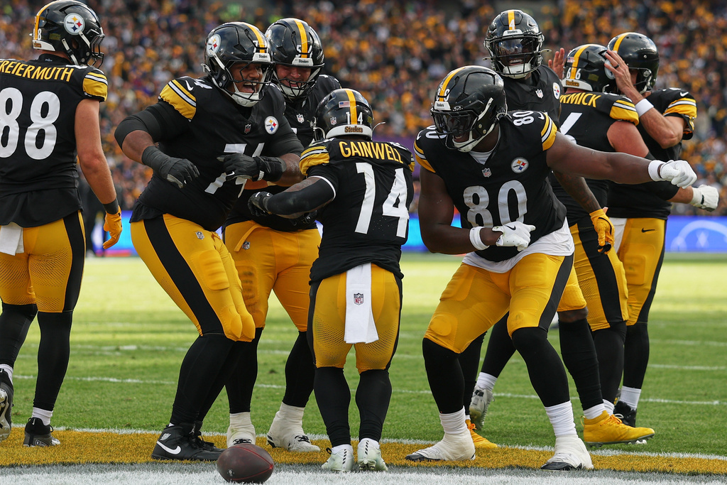 Steelers players celebrate scoring a touchdown during the NFL football game between Minnesota Vikings and Pittsburgh Steelers at Croke Park stadium in Dublin, Sunday, Sept. 28, 2025.(AP Photo/Ian Walton)