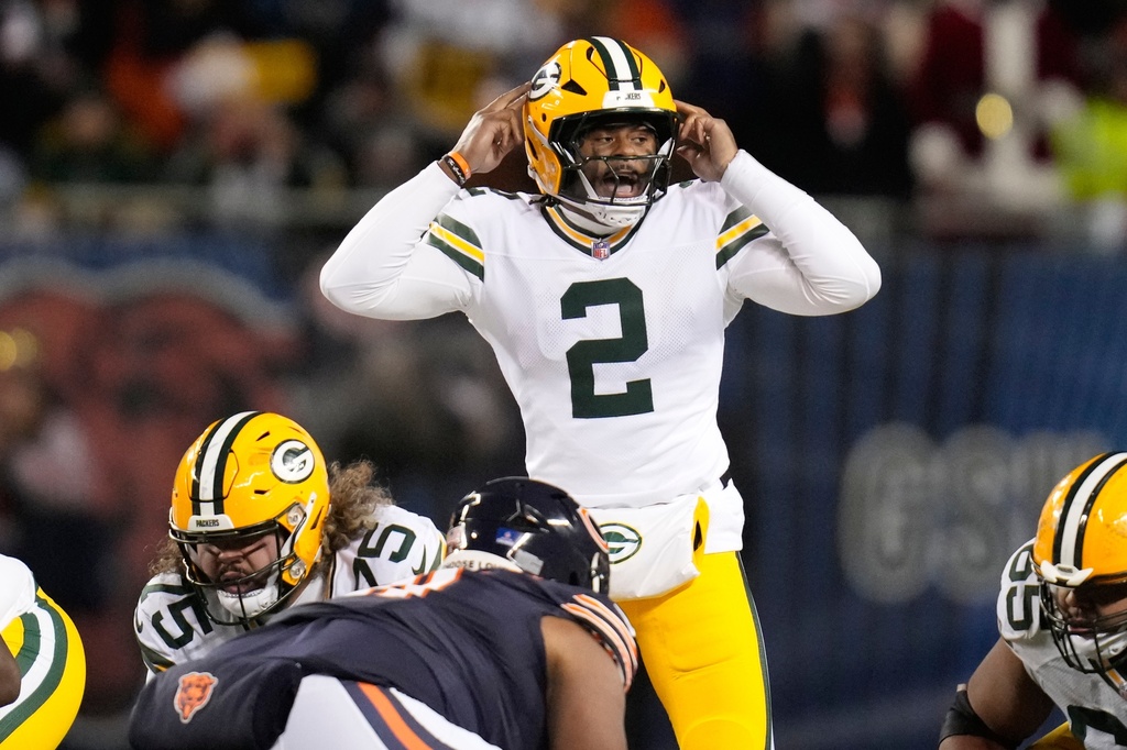 Green Bay Packers' Malik Willis signals a play during the first half of an NFL football game against the Chicago Bears Saturday, Dec. 20, 2025, in Chicago. (AP Photo/Erin Hooley)