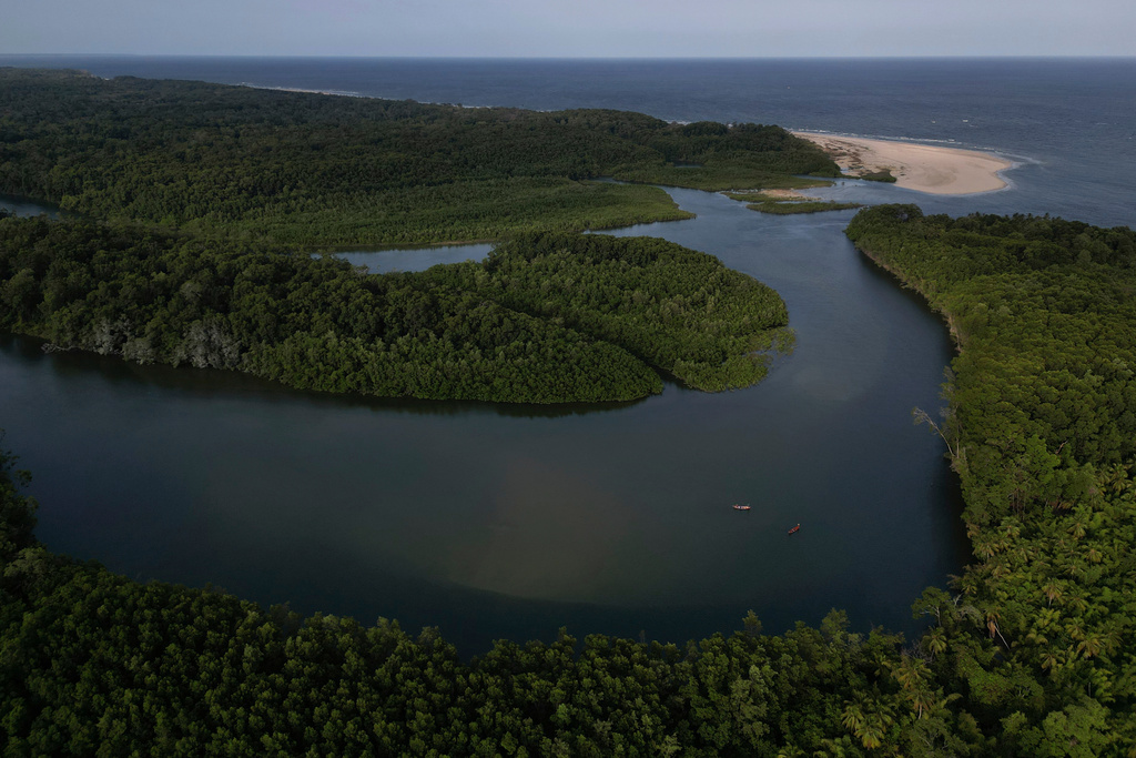 An aerial view of fishing boats from the Caju Una community fishing in the Porto stream, Marajo Island, Para state, Brazil, Saturday, Nov. 1, 2025. (AP Photo/Eraldo Peres)