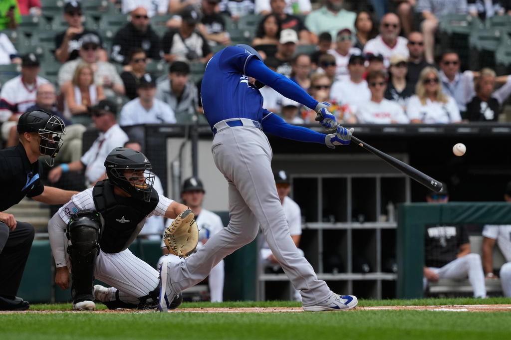 Los Angeles Dodgers' Freddie Freeman hits a solo home run during the first inning of a baseball game against the Chicago White Sox in Chicago, Sunday, June 14, 2026. (AP Photo/Nam Y. Huh)