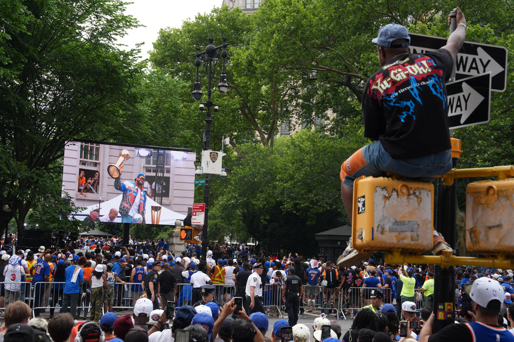 Fans watch during the New York Knicks' NBA championship parade Thursday, June 18, 2026, in New York. (AP Photo/Ryan Murphy)